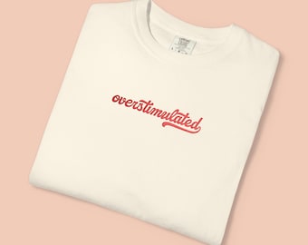 Camiseta bordada "Sobreestimulada", camiseta sobre salud mental, camiseta minimalista, camiseta sobre ansiedad, camiseta divertida con la que te sentirás identificado, camiseta estética