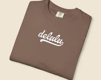 Camiseta bordada Delulu, camiseta sobre salud mental, camiseta minimalista, camiseta sobre ansiedad, camiseta divertida con la que te sentirás identificado, camiseta estética