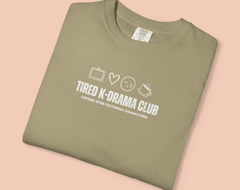 Camiseta del Club de K-Dramas Cansados, Camiseta para Fans de Dramas Coreanos, Corriendo a base de Café y K-dramas, Camiseta para Amantes de los K-Dramas, Regalo de K-Dramas, Camiseta para Maratones de Ver Series