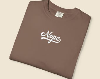 Camiseta bordada "Nope", camiseta sobre salud mental, camiseta minimalista, camiseta sobre ansiedad, camiseta divertida con la que te sentirás identificado, camiseta estética
