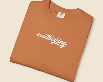 Camiseta bordada "Overthinking" (Pensar demasiado), camiseta sobre salud mental, camiseta minimalista, camiseta sobre ansiedad, camiseta divertida con la que te sentirás identificado, camiseta estética.