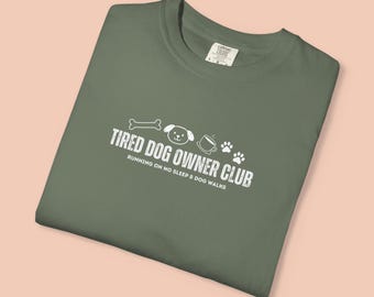 Camiseta del Club de Dueños de Perros Cansados, Camiseta Divertida para Amantes de los Perros, Corriendo a base de Café y Caos Canino, Camiseta para Mamás Perritas, Regalo para Papás Perritos, Regalo para Amantes de las Mascotas