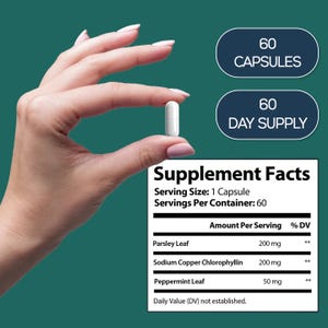 Puede incluir: Una c&aacute;psula blanca sostenida entre los dedos, con texto que indica 60 c&aacute;psulas y un suministro para 60 d&iacute;as. La etiqueta de informaci&oacute;n nutricional enumera hoja de perejil, clorofilina de cobre s&oacute;dico y hoja de menta.