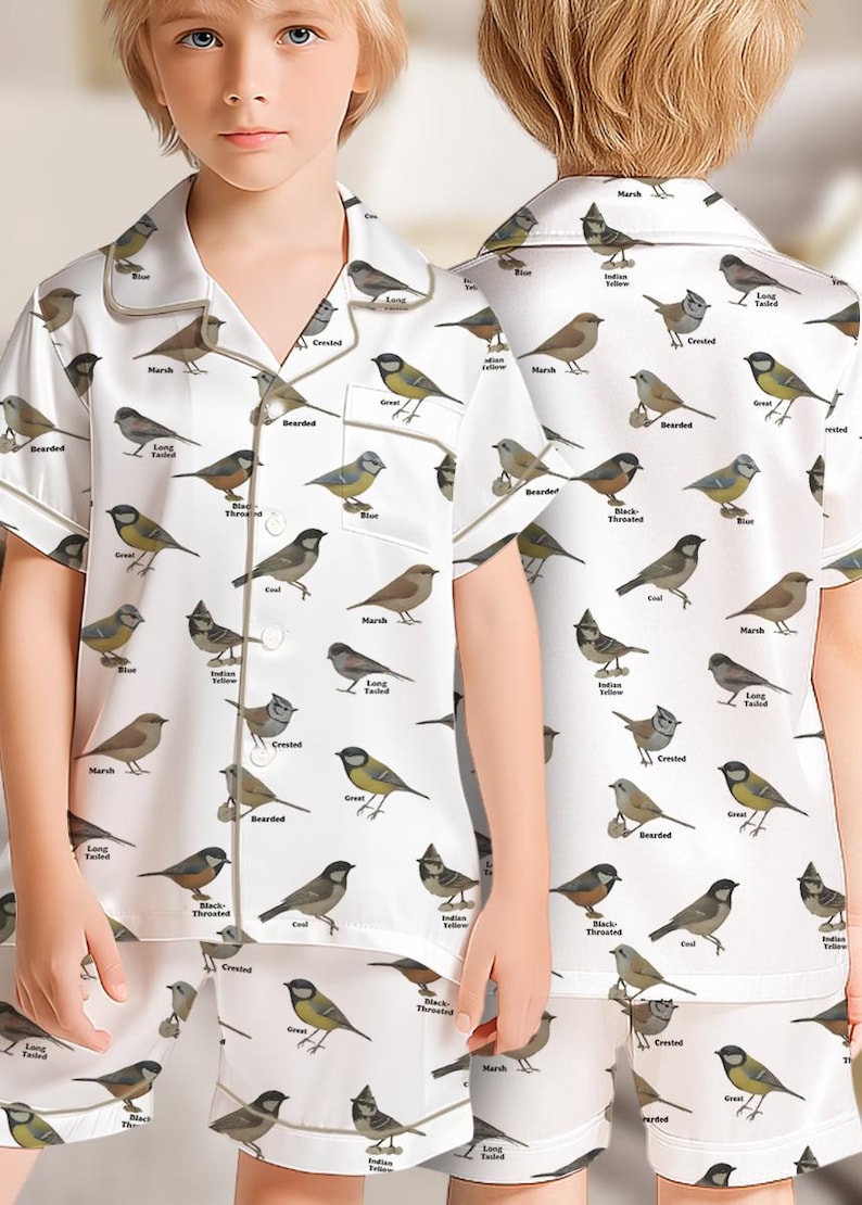 Puede incluir: Conjunto de pijama blanco con estampado de p&aacute;jaros. El conjunto incluye una camisa de manga corta con botones y pantalones cortos a juego. El estampado presenta varias especies de aves. El ribete es de color beige claro.