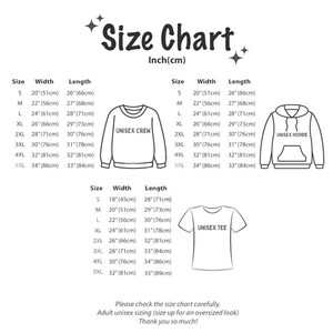 以下が含まれることがあります： ユニセックスのクルーネック、パーカー、Tシャツのサイズをインチとセンチメートルで示した白いサイズチャート。Sから5XLまでのサイズがあり、幅と長さの測定値が記載されています。一番下のテキストでは、チャートをよく確認するようにアドバイスしています。