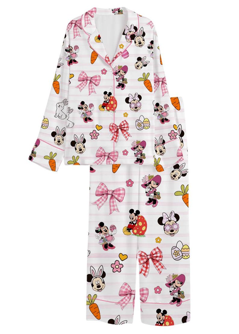 Puede incluir: Conjunto de pijama blanco con un estampado repetido de Minnie Mouse, zanahorias, huevos de Pascua y lazos. La parte superior de manga larga tiene una parte delantera abotonada y ribete rosa. Los pantalones tienen un estampado a juego con rayas rosas.