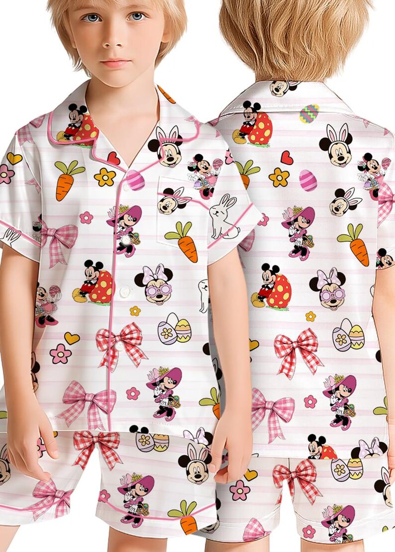 Puede incluir: Conjunto de pijama blanco para ni&ntilde;os con dise&ntilde;os de Mickey y Minnie Mouse con tem&aacute;tica de Pascua. La camiseta de manga corta y los pantalones cortos presentan detalles rosas, lazos, zanahorias y huevos de Pascua.