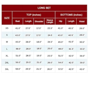 Puede incluir: Una tabla de tallas para un conjunto largo, que muestra las medidas en pulgadas. La tabla incluye busto, largo, hombro y largo de manga para tops, y cadera, largo y cintura para pantalones, que van desde la XS hasta la 3XL.