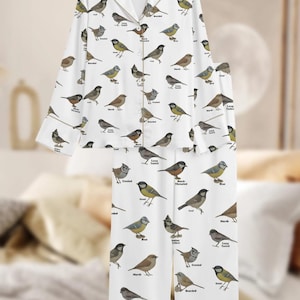 Puede incluir: Una taza de cer&aacute;mica blanca con un asa negra y el texto "But First, Coffee" en negro, con una fuente de estilo manuscrito. La taza est&aacute; sobre una superficie blanca.