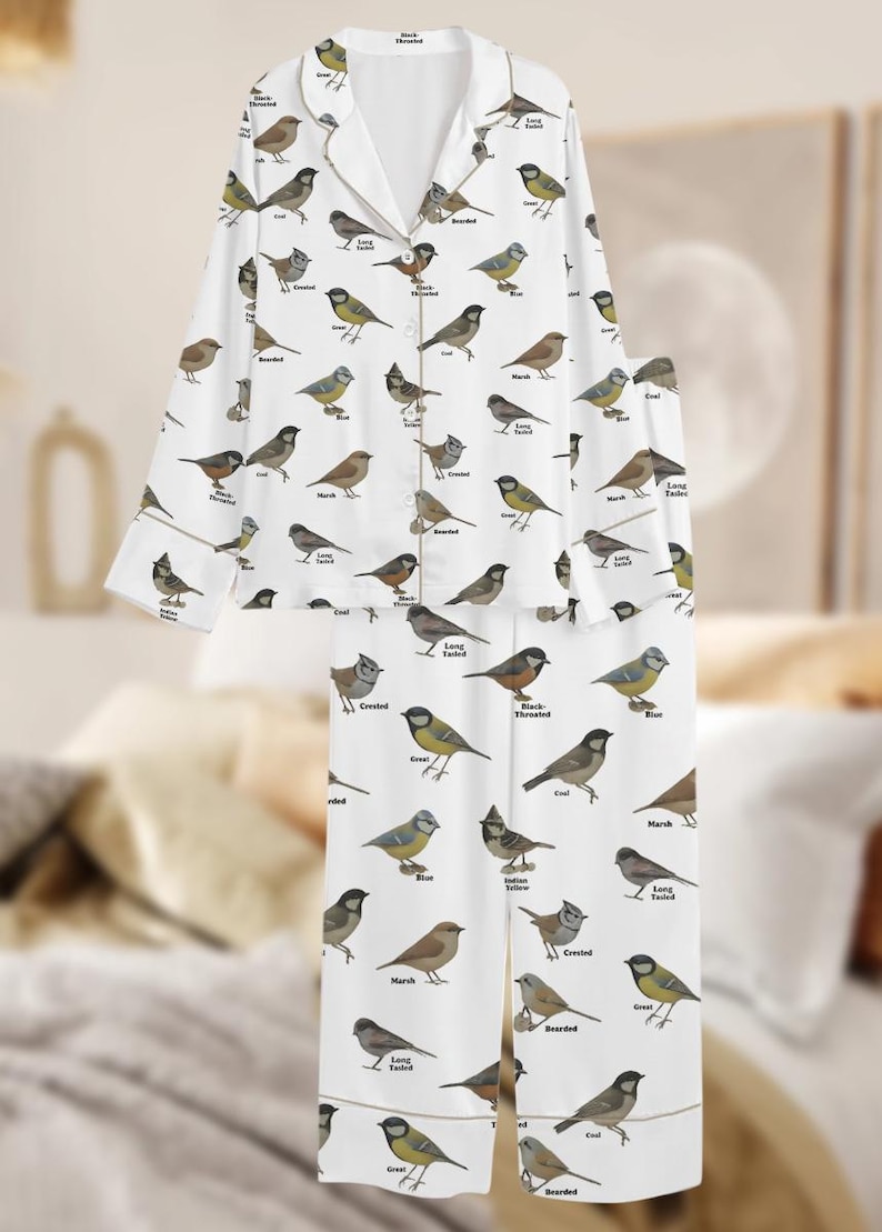 Puede incluir: Una taza de cer&aacute;mica blanca con un asa negra y el texto "But First, Coffee" en negro, con una fuente de estilo manuscrito. La taza est&aacute; sobre una superficie blanca.