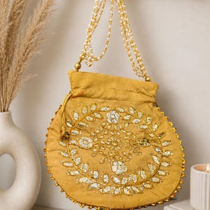 Pochette Potli de luxe brodée d'or, pochette de mariée ethnique avec bandoulière en perles