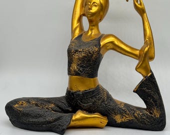 Estatua dorada de mujer en postura de yoga – Decoración zen moderna para el hogar – Figura de meditación – Regalo para amantes del fitness – Estante de lujo