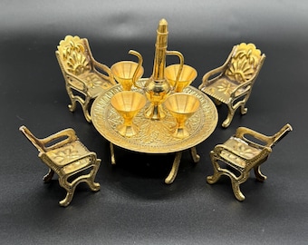 Juego de comedor en miniatura de latón | Mesa y sillas artesanales con diseño tradicional indio