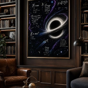 Könnte beinhalten: Ein gerahmtes Kunstwerk mit einer Illustration eines schwarzen Lochs und wirbelnden weißen und violetten Galaxien. Das Kunstwerk enthält wissenschaftliche Formeln und Text. Der Rahmen ist goldfarben, und das Kunstwerk wird in einem Raum mit Bücherregalen und Ledermöbeln ausgestellt.