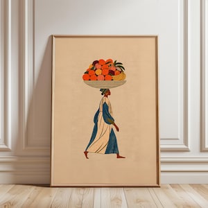 Peut inclure: Une impression d'art mural encadrée représentant l'illustration stylisée d'une personne marchant en équilibrant sur sa tête un grand panier tressé rempli d'agrumes orange vif et de bananes jaunes, vêtue d'une longue robe bleue et crème.