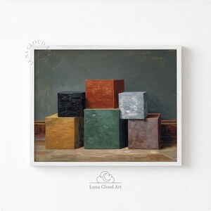 Puede incluir: Una impresión artística enmarcada que presenta una naturaleza muerta de siete cubos coloridos apilados. Los cubos están pintados en tonos de negro, naranja, verde, azul, marrón y amarillo. La obra de arte tiene una estética vintage, con un fondo oscuro y suelo de madera.