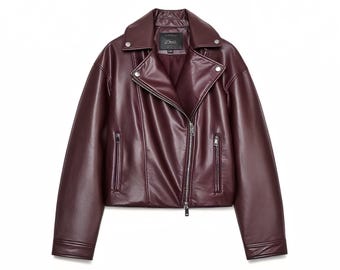 Könnte beinhalten: Burgunderfarbene Motorradjacke aus Kunstleder mit Reverskragen, asymmetrischem Reißverschluss und Reißverschlusstaschen. Die Jacke hat einen klassischen Biker-Stil mit silberfarbenen Details und einer leicht übergroßen Passform.