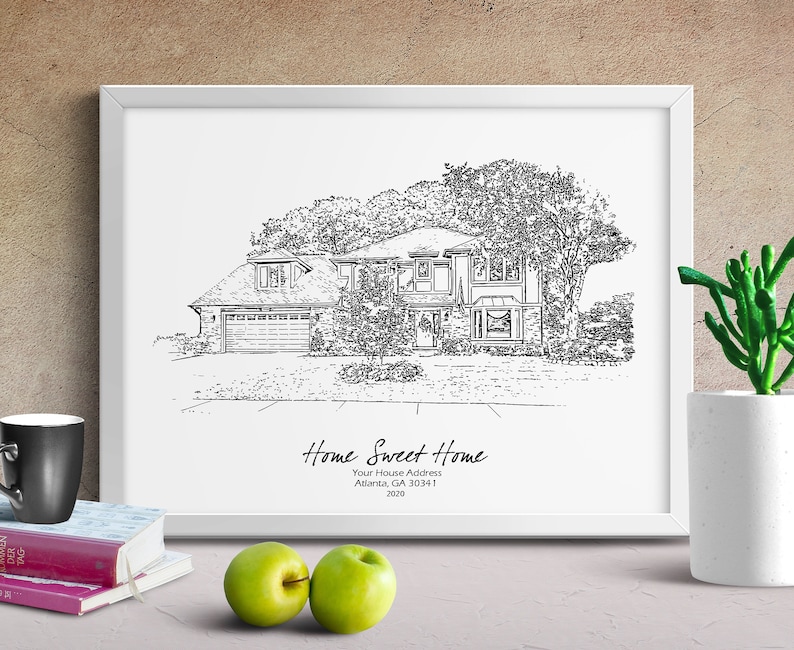 Peut inclure: Dessin au trait noir et blanc d'une maison avec une grande cour et des arbres. Le texte "Home Sweet Home" est sous la maison, ainsi que l'adresse "Atlanta, GA 30341" et l'ann&eacute;e "2020".