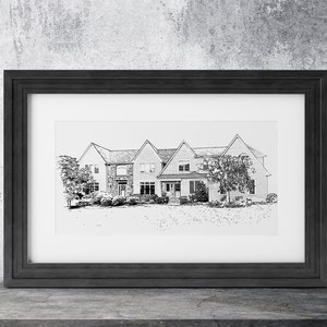 Peut inclure: Un dessin au trait en noir et blanc d'une maison avec une grande cour avant. La maison a un toit &agrave; pignon et un porche avec des colonnes. Il y a des arbres et des buissons dans la cour.