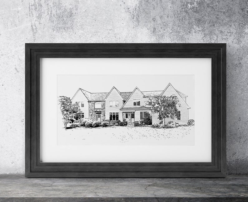 Peut inclure: Un dessin au trait en noir et blanc d'une maison avec une grande cour avant. La maison a un toit &agrave; pignon et un porche avec des colonnes. Il y a des arbres et des buissons dans la cour.