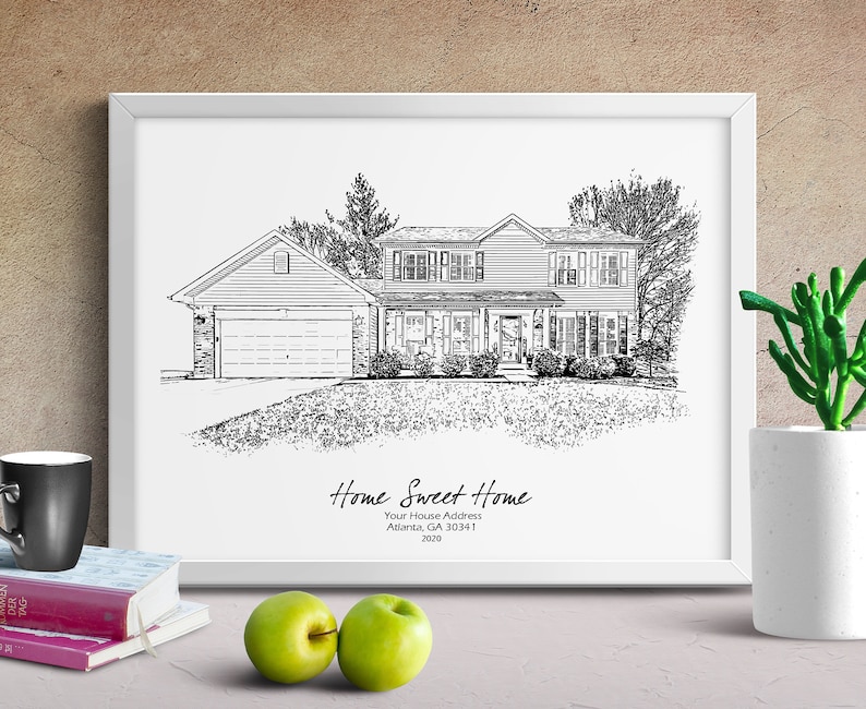 Peut inclure: Dessin au trait noir et blanc d'une maison &agrave; deux &eacute;tages avec un garage. Le dessin est encadr&eacute; dans un cadre blanc et porte le texte "Home Sweet Home" et "Your House Address Atlanta, GA 30341 2020" sous la maison.
