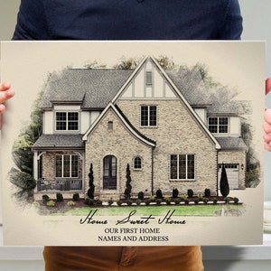 Könnte beinhalten: Eine handgezeichnete Illustration eines zweistöckigen Backsteinhauses mit weißen Verzierungen. Das Haus hat eine große Veranda und eine Garage. Die Illustration ist im Skizzenstil gehalten und hat einen hellbraunen Hintergrund. Der Text "Home Sweet Home" ist unter dem Haus geschrieben, zusammen mit den Worten "Our First Home" und "Names and Address".