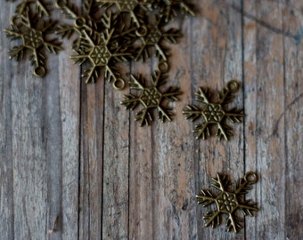 20 x Antique Bronze Snowflake Charm Pendant - Christmas Gift Wrapping Decoration