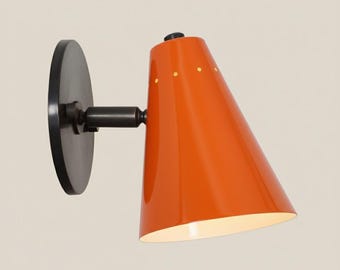 Aplique de pared de latón esmaltado hecho a mano: lámpara de lectura ajustable moderna de mediados de siglo