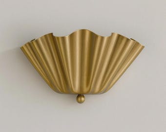 Aplique de pared de latón crudo de estilo moderno de mediados de siglo: diseño de media flor y sol naciente.