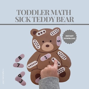 Può includere: Un orsacchiotto marrone con bende, progettato per la matematica dei bambini piccoli. L'immagine include il testo "TODDLER MATH SICK TEDDY BEAR" e i numeri 1, 3, 5, 7, 8 e 9. Una mano indica l'orso.