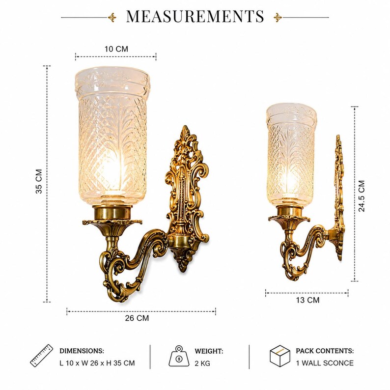 Pu&ograve; includere: Un'applique da parete color oro con base in metallo decorata e paralume cilindrico in vetro con motivo testurizzato. La lampada misura 10 cm di larghezza, 26 cm di profondit&agrave; e 35 cm di altezza, con un peso di 2 kg. Include un'applique.
