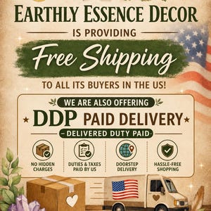 Pu&ograve; includere: Una grafica promozionale per Earthly Essence Decor con una scatola di cartone marrone con un cuore bianco, un furgone per le consegne con la bandiera americana e decorazioni floreali. Il testo include spedizione gratuita e consegna DDP.
