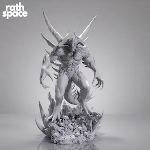 Puede incluir: Una figura de resina gris claro de una criatura demoníaca musculosa con cuernos, garras afiladas y alas, sobre una base de rocas irregulares y calaveras. El texto 'rath space' está impreso en blanco en la esquina superior izquierda.