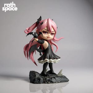 Może przedstawiać: Figurka w stylu chibi przedstawiająca postać z różowymi włosami i czarną sukienką, trzymającą akcesorium w kształcie nietoperza. Figurka stoi na skalistej podstawie. Tekst "rath space" znajduje się w lewym górnym rogu.