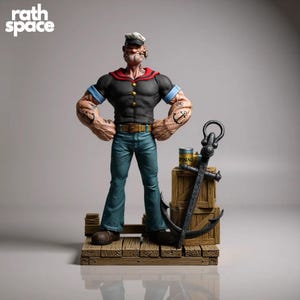 Puede incluir: Figura detallada de Popeye el Marino, de pie en un muelle de madera. Viste camisa negra, vaqueros azules y gorro de marinero. La figura tiene tatuajes de anclas y posa con las manos en las caderas. Una ancla y una lata de espinacas están a su lado.