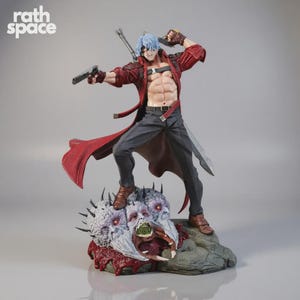 Puede incluir: Figura detallada de un personaje con cabello azul, vistiendo un abrigo rojo y pantalones oscuros, sosteniendo dos pistolas. La figura se encuentra sobre una base de monstruo. El texto "rath space" está en la esquina superior izquierda.