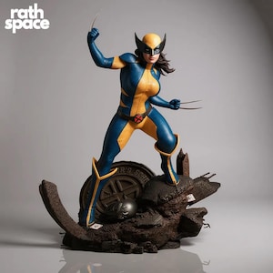 Puede incluir: Estatua detallada de una superheroína en pose dinámica, con un traje azul y amarillo con máscara y garras. La figura se alza sobre una base detallada con el texto "R's School". El logotipo de Rath Space está en la esquina superior izquierda.