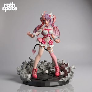 Peut inclure: Figurine détaillée d'un personnage féminin de style anime avec des cheveux roses et violets, des cornes et des ailes. Elle porte une tenue rose et blanche avec une queue noire et se tient sur une base enfumée. Le texte "rath space" est en haut à gauche.