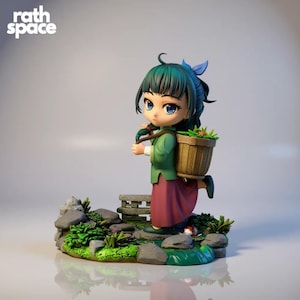 Op de afbeelding: Figuur van een jong meisje met turquoise haar en een groene jas, met een gevlochten mand vol bloemen. Ze draagt een bordeauxrode rok en staat op een gedetailleerde basis met rotsen en groen. Het beeldje heeft grote blauwe ogen en een bedachtzame uitdrukking.