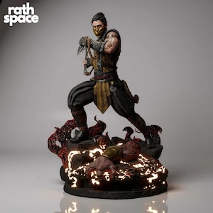 Peut inclure: Figurine détaillée d'un personnage en position de combat dynamique, vêtu d'une tenue jaune et noire avec un masque doré. La figurine repose sur une base avec un effet de feu brillant et un adversaire vaincu. Le logo Rath Space est en haut à gauche.