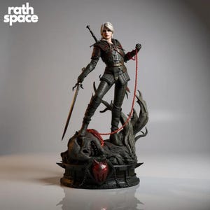 以下が含まれることがあります： 剣と赤いロープを持った女性戦士の精巧なフィギュア。フィギュアは暗い鎧を身につけ、頭蓋骨と赤い宝石が付いた詳細な台座の上に立っています。フィギュアは白い髪で、剣を持っています。
