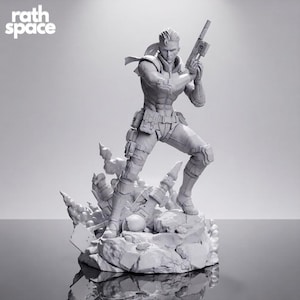 Peut inclure: Une figurine en résine gris monochrome représentant un soldat en tenue tactique, tenant une arme à feu, debout sur une base rocheuse avec des débris. Le texte 'rath space' est visible en haut à gauche. La figurine présente des détails d'armure.