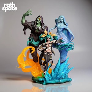 Könnte beinhalten: Detaillierte Figur mit drei Fantasy-Charakteren. Eine zentrale Figur mit türkisfarbenem Haar und einem weiß-schwarzen Outfit wird von einer skelettartigen Figur in einem dunklen Umhang und einer blau getönten weiblichen Figur flankiert. Die Basis umfasst orangefarbene Flammen und blaue Kristalle. Der Text "rath space" befindet sich oben links.