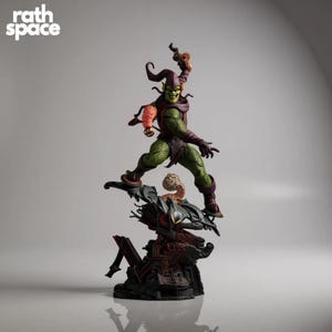 Puede incluir: Una figura de acción de Duende Verde en una pose dinámica, con una sonrisa siniestra y un disfraz morado y verde. La figura se encuentra sobre una base detallada de color oscuro. El logotipo de Rath Space está en la esquina superior izquierda.