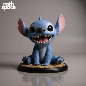 Puede incluir: Un juego de tres tazas de cerámica con un esmalte moteado de color crema. Cada taza presenta un diseño pintado a mano diferente: una hoja azul y verde, una flor amarilla y naranja y una baya roja y rosa. Las tazas tienen una forma simple y redondeada.