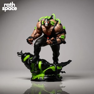 Puede incluir: Figura detallada del villano Bane de DC Comics, de pie sobre una base negra y verde. Bane es musculoso, lleva una máscara y tiene tubos verdes conectados a su cuerpo. Un artículo de colección.