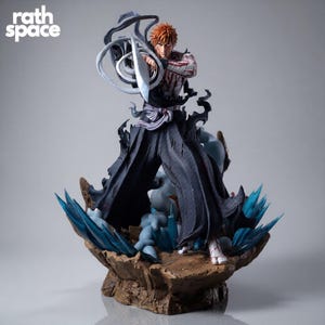 Puede incluir: Una figura de estilo anime con cabello naranja puntiagudo, vistiendo un kimono negro y vendas blancas, sosteniendo una hoja plateada. La figura se alza sobre una base rocosa con efectos de energía azul y el texto rath space en la esquina.