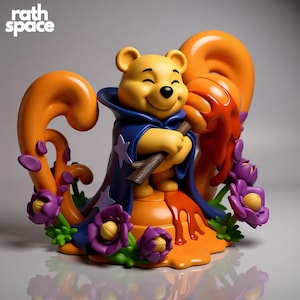 Op de afbeelding: Een gele berenfiguur met een blauwe cape met witte sterren, die een houten staf vasthoudt. Het beeldje is omgeven door oranje, paarse en groene bloemaccenten. Het beeldje heeft een glimlachende uitdrukking. De tekst "rath space" staat linksboven.