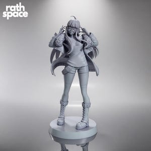 Może przedstawiać: Szara, monochromatyczna figurka w stylu anime przedstawiająca postać w podkoszulku, szortach i kurtce z futrzanym wykończeniem. Postać ma długie włosy, nosi okulary i stoi na okrągłej podstawie. W lewym górnym rogu widoczny jest napis "rath space".