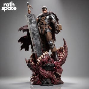 Può includere: Una dettagliata statuetta da collezione di un guerriero con capelli scuri corti, che indossa un'armatura marrone e argento con un mantello scuro. La figura impugna una massiccia spada di metallo usurata su una base di carne organica dentata.
